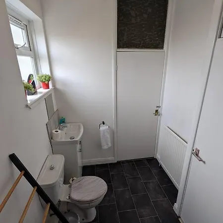 Gloucester Pl - Affordable 3 Bed House Manchester