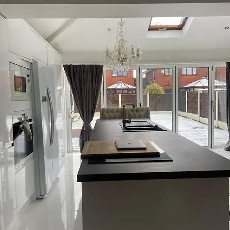 Modern In Quiet Neighbourly Street, Perfect For Work From Home, Quick Links To Centre
