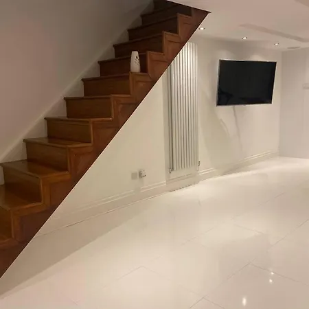 Modern In Quiet Neighbourly Street, Perfect For Work From Home, Quick Links To Centre Manchester