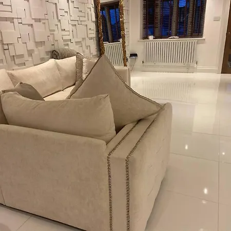 Modern In Quiet Neighbourly Street, Perfect For Work From Home, Quick Links To Centre * Manchester