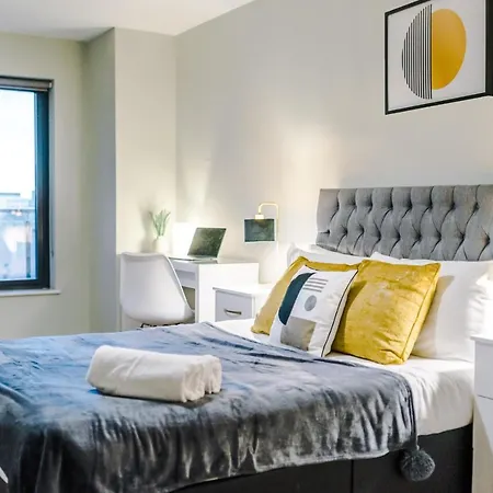 Spacious 2 Bedroom Flat With Balcony & River Views マンチェスター