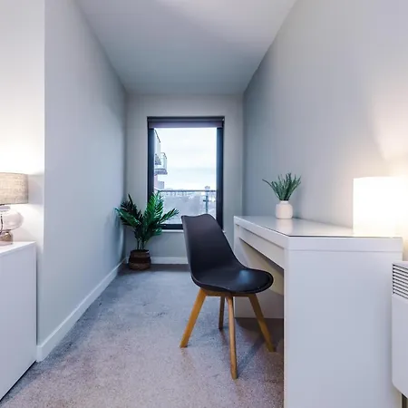 アパート Spacious 2 Bedroom Flat With Balcony & River Views