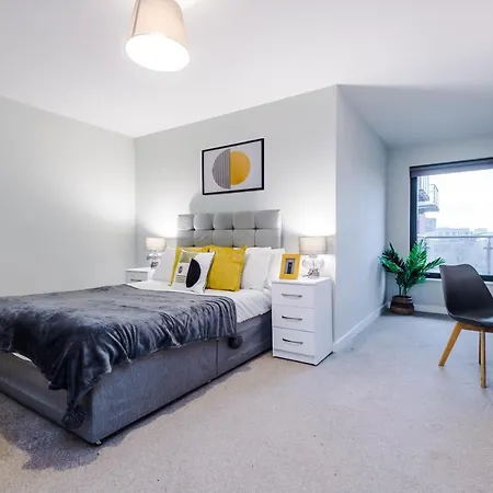 Spacious 2 Bedroom Flat With Balcony & River Views アパート
