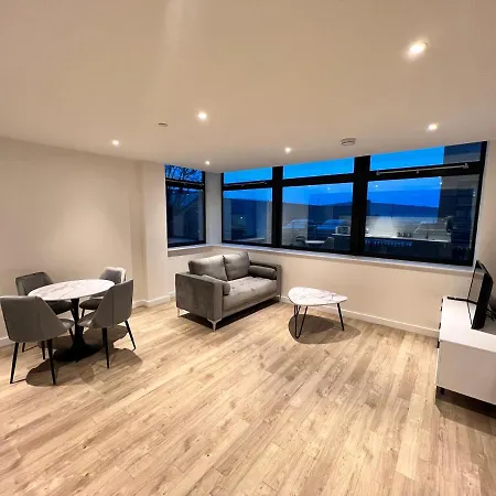 Affordable In Centre Close To Trafford 아파트 *