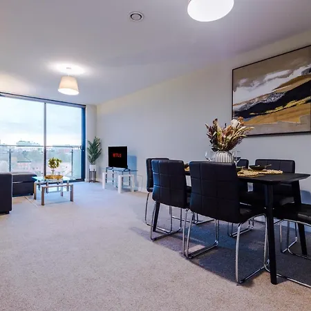 Spacious 2 Bedroom Flat With Balcony & River Views マンチェスター