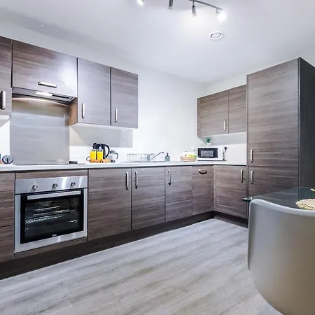 Spacious 2 Bedroom Flat With Balcony & River Views アパート *