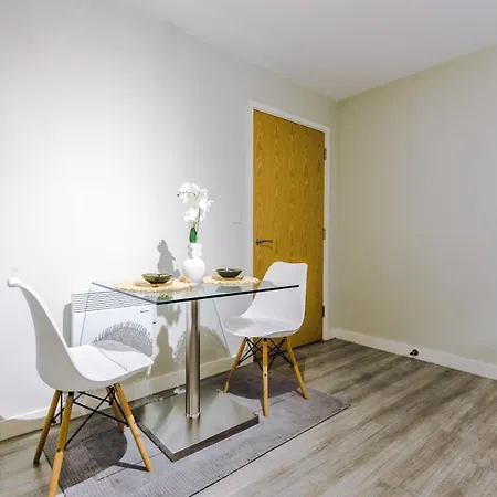 Spacious 2 Bedroom Flat With Balcony & River Views
