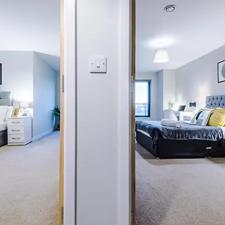 Spacious 2 Bedroom Flat With Balcony & River Views アパート *