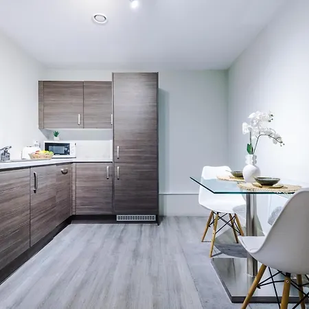 Spacious 2 Bedroom Flat With Balcony & River Views
