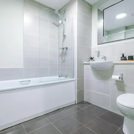 アパート Spacious 2 Bedroom Flat With Balcony & River Views *