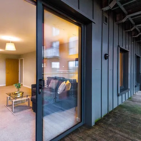 Spacious 2 Bedroom Flat With Balcony & River Views