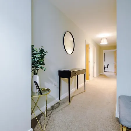 Spacious 2 Bedroom Flat With Balcony & River Views アパート