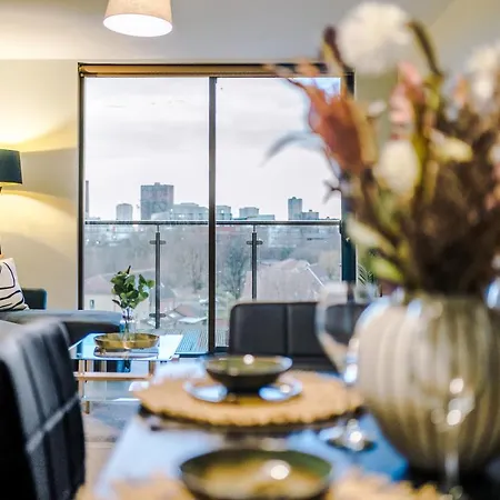 Spacious 2 Bedroom Flat With Balcony & River Views アパート *