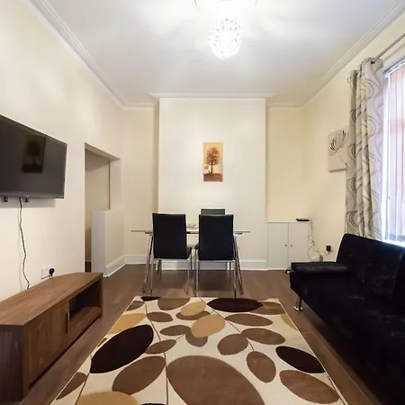 Spacious 2 Bedroom House Manchester
