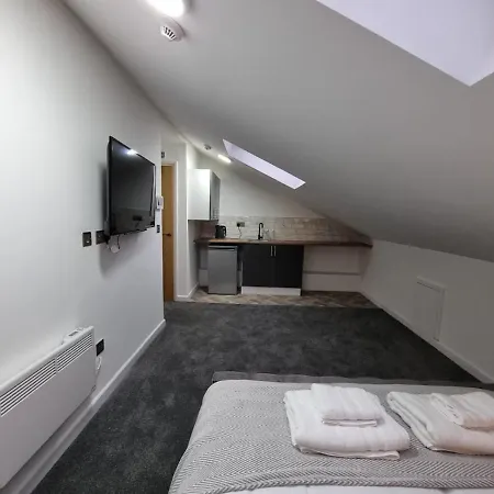 Magnificent 10 Bedroom Shared House - Great Amenities מנצ'סטר