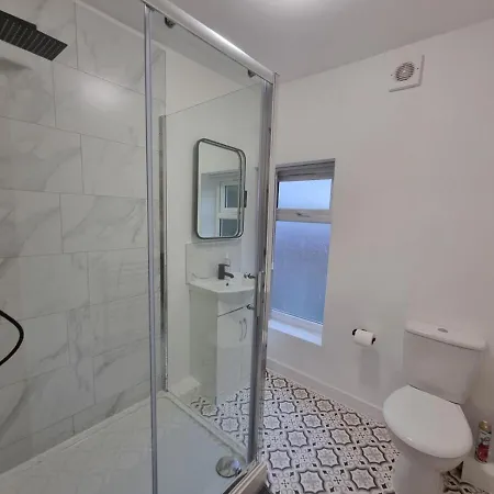 Magnificent 10 Bedroom Shared House - Great Amenities בית אירוח