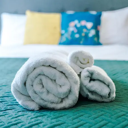 Weelky And Monthly Bookings At Cassia Unit - Telly Homes Ltd -brand New 1 Bedroom Salford, Апартаменты Манчестер