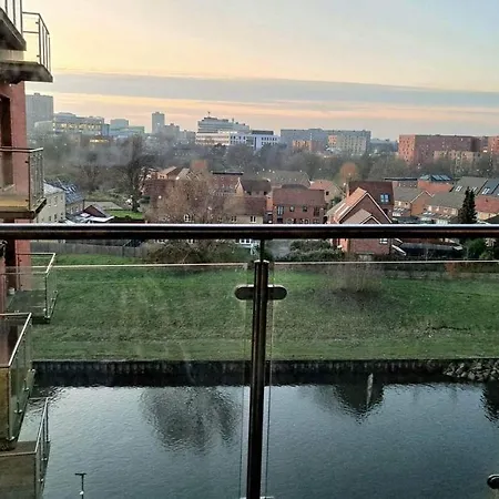 Spacious 2 Bedroom Flat With Balcony & River Views