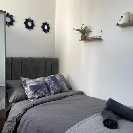 Bright 4 Bedroom House With Free Parking Holiday home Manchester
