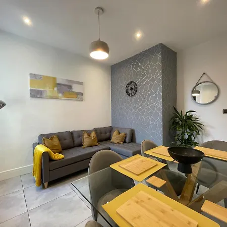 Holiday home Bright 4 Bedroom House With Free Parking *