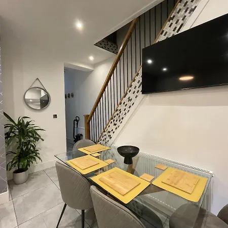 Holiday home Bright 4 Bedroom House With Free Parking Manchester