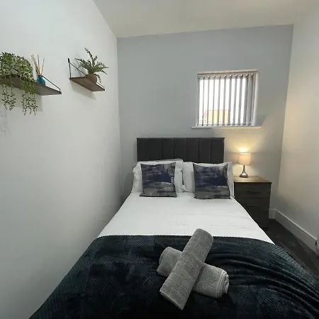 Bright 4 Bedroom House With Free Parking Holiday home