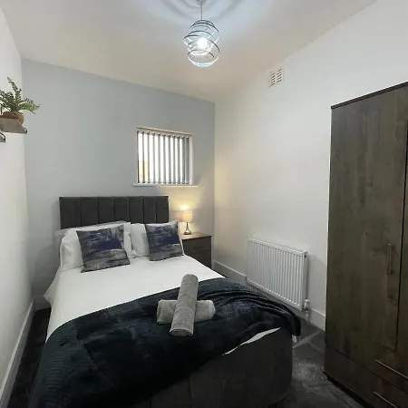 Bright 4 Bedroom House With Free Parking *