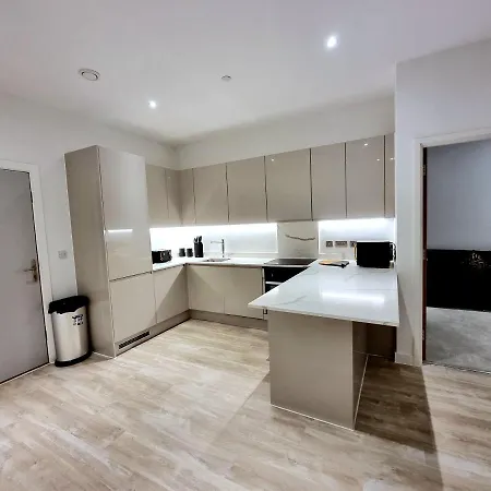 Apartment Millionaires Pad - 2 Bedroom Service *