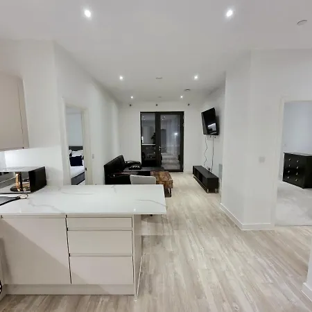 Millionaires Pad - 2 Bedroom Service *
