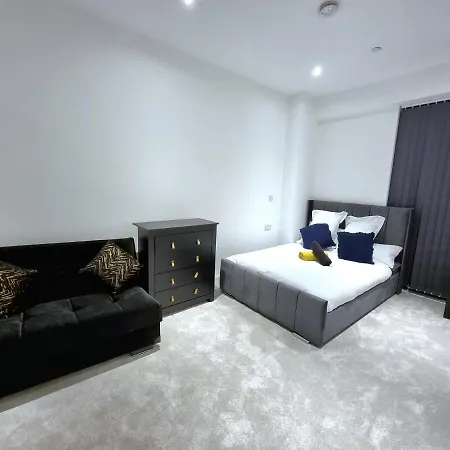 Millionaires Pad - 2 Bedroom Service Apartment Manchester