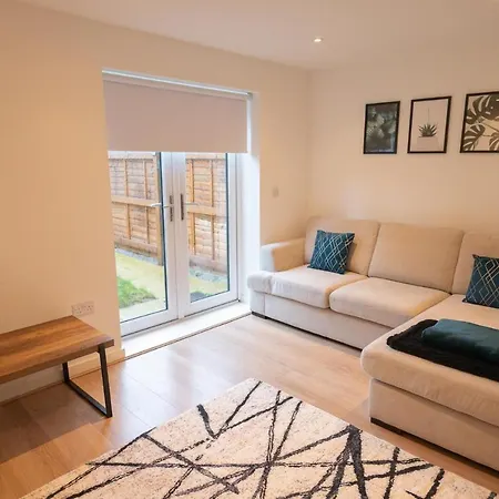 Beautiful 2bd House Minutes From Holiday home Manchester