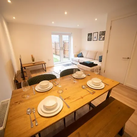 Beautiful 2bd House Minutes From Holiday home *