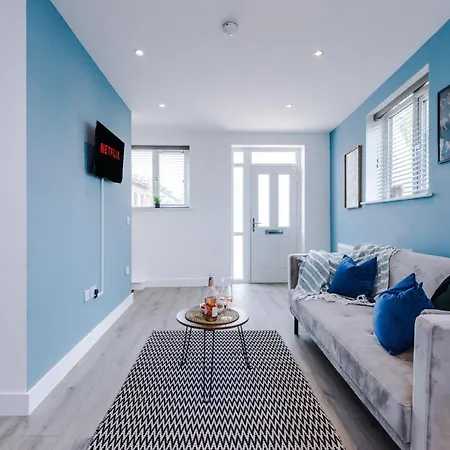 The Ecclesian - Upscale Near Trafford Centre & Eccles Train Station Manchester