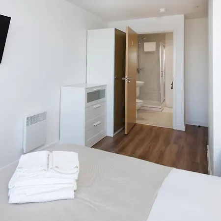 Guestready - Serene Getaway In Salford *