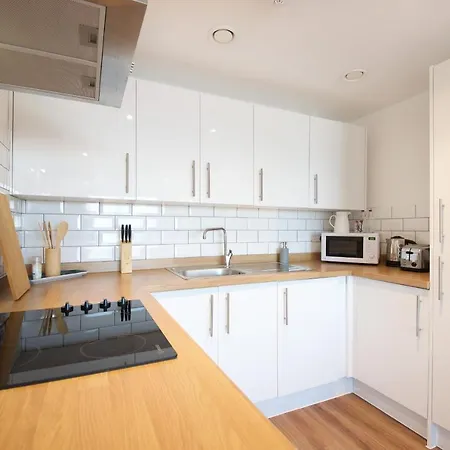 Guestready - Serene Getaway In Salford *