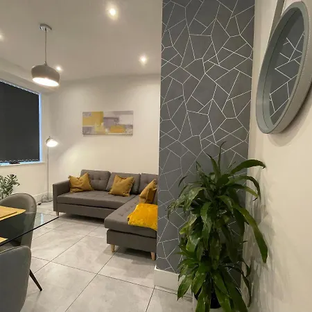 Bright 4 Bedroom House With Free Parking Holiday home *