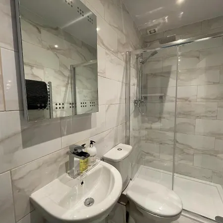 Bright 4 Bedroom House With Free Parking Holiday home