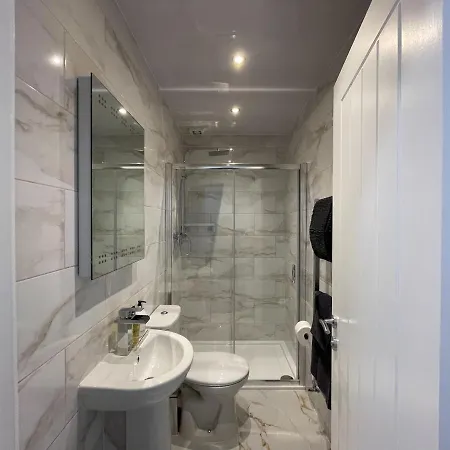 Bright 4 Bedroom House With Free Parking * Manchester