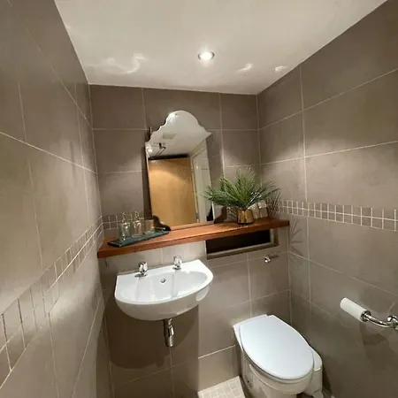 Stylish And 2 Bedroom Flat In