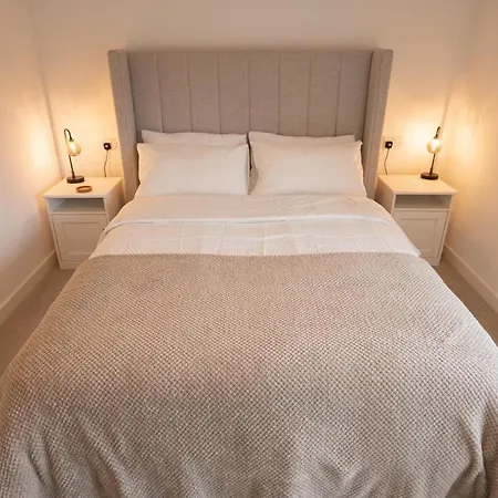 Beautiful 2bd House Minutes From *