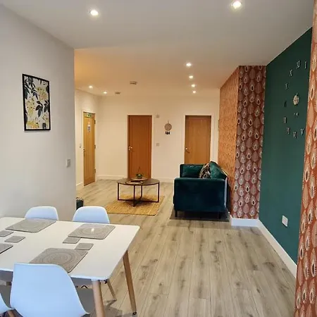 The Ecclesian - Upscale Near Trafford Centre & Eccles Train Station Manchester