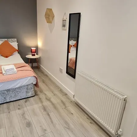 The Ecclesian - Upscale Near Trafford Centre & Eccles Train Station Apartment *