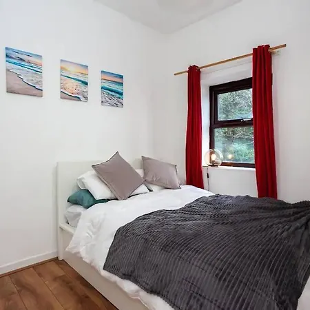 Lovely 2 Bedroom Flat 5 Min To Centre With Parking *