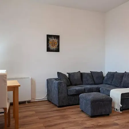 Lovely 2 Bedroom Flat 5 Min To Centre With Parking Apartment
