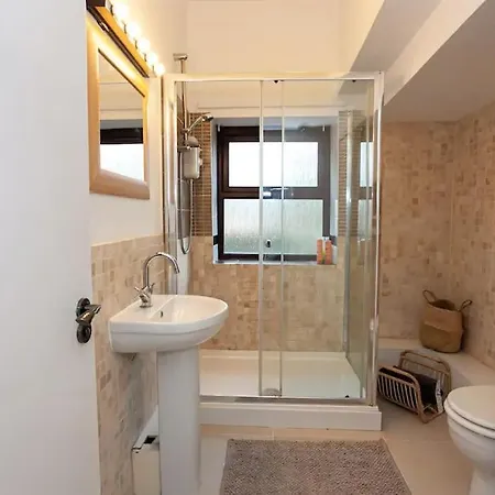 Lovely 2 Bedroom Flat 5 Min To Centre With Parking Apartment *