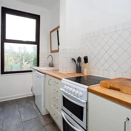 Lovely 2 Bedroom Flat 5 Min To Centre With Parking *