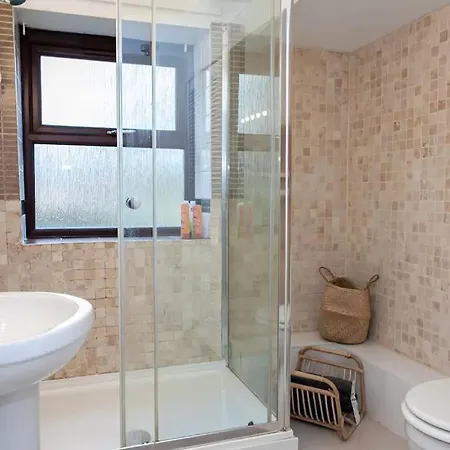 Apartment Lovely 2 Bedroom Flat 5 Min To Centre With Parking *