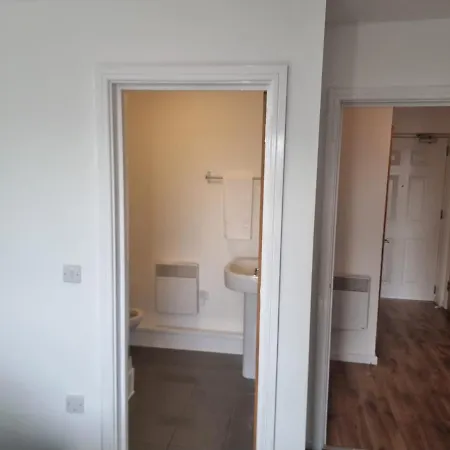 Impeccable 2-bed In Salford Apartment *