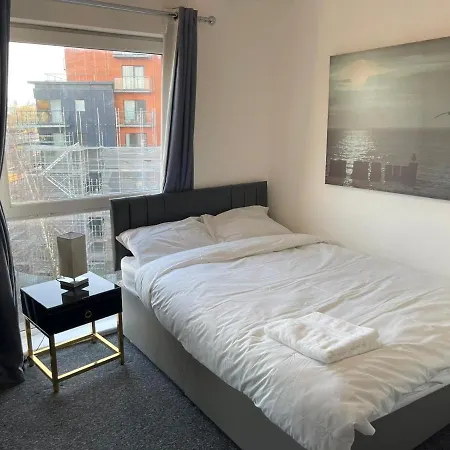 Impeccable 2-bed In Salford