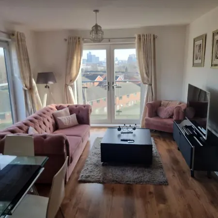 Apartment Impeccable 2-bed In Salford